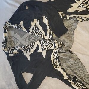 5/$20 Woman's size Medium BKE Boutique sweater/shall